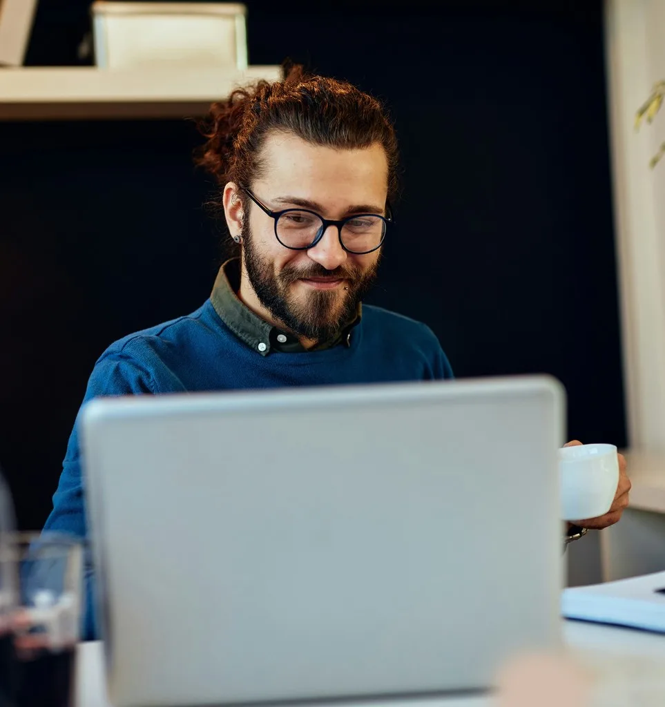 Profesional trabajando con documentos